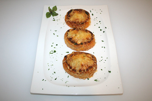 29 - Hackfleisch-Blätterteigrolle mit drei Sorten Käse / Ground meat puff pastry roll with three cheeses - Serviert