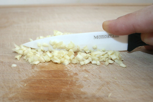 11 - Knoblauch hacken / Mince garlic
