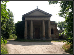Chiesa di San B. con il cimitero e il tempietto