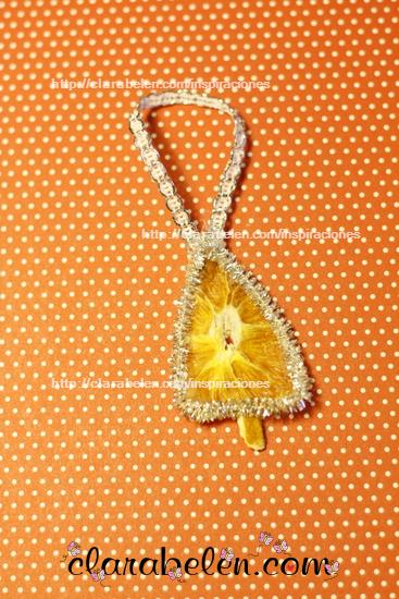 Campanas de Navidad hechas con naranjas secas por Clara Belen Gomez
