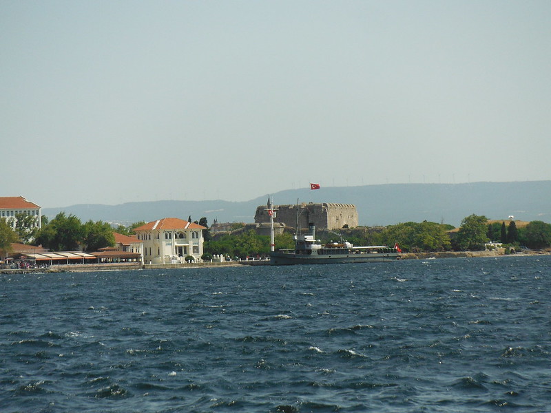 Castillo al otro lado del Estrecho de Dardanelos.