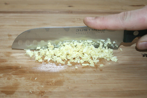 16 - Knoblauch zerkleinern / Mince garlic