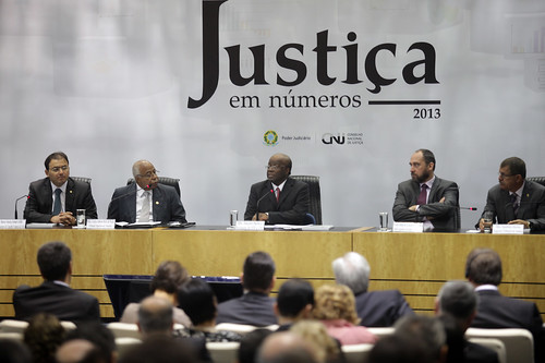 Excesso de litigância é desafio para o Poder Judiciário, diz ministro Joaquim Barbosa