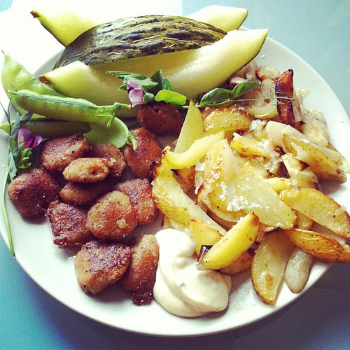 Tzaysöndag med potatis/nyplockad lök/jordärtskocka i ugn, vitlökssås, söta ärtor och meloner. #vadveganeräter