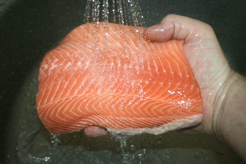 17 - Lachs abspülen / Wash salmon