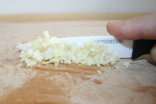 13 - Knoblauch zerkleinern / Grind garlic