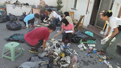 台東比西里岸淨灘志工進行海洋廢棄物監測記錄