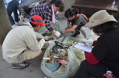 清理完沙灘後的廢棄物分類監測，是淨灘活動的一大重點。