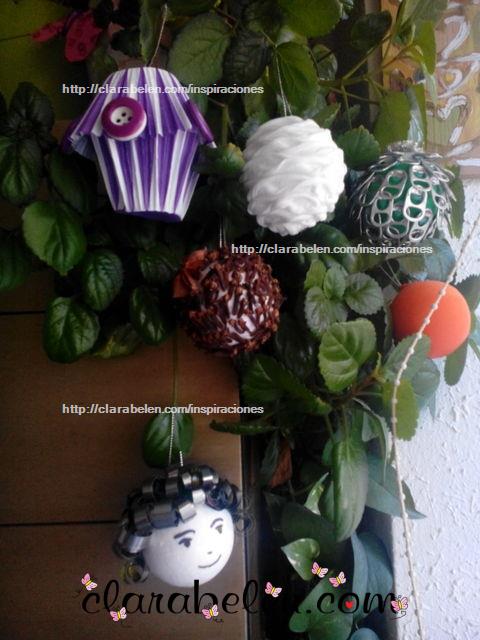 Manualidades caseras y bola navideña  decorada con moldes de magdalenas