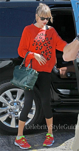 Taylor-Swift-Red-Leopard-Sweater-Los-Angeles-September-29-2013