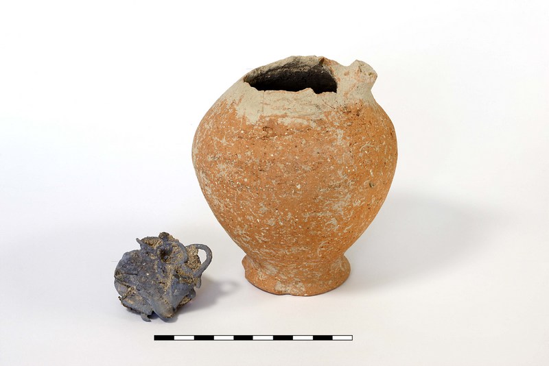 Jug that contained the hoard and close-up of hoard before conservation. Photo by Gabi Laron, Institute of Archaeology, Hebrew University of Jerusalem.