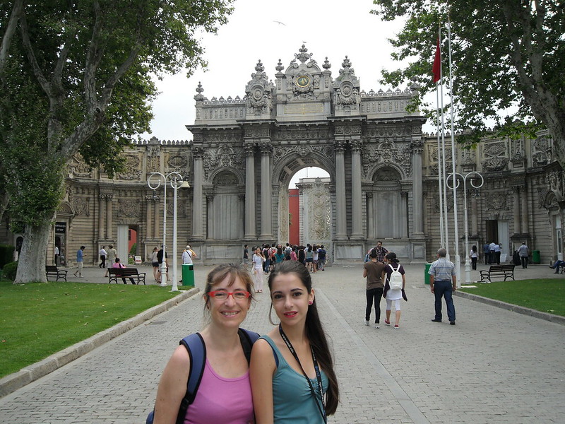 Puerta del Palacio Domabahçe en Estambul.