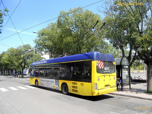 filobus Neoplan n°04 in viale Molza - linea 7
