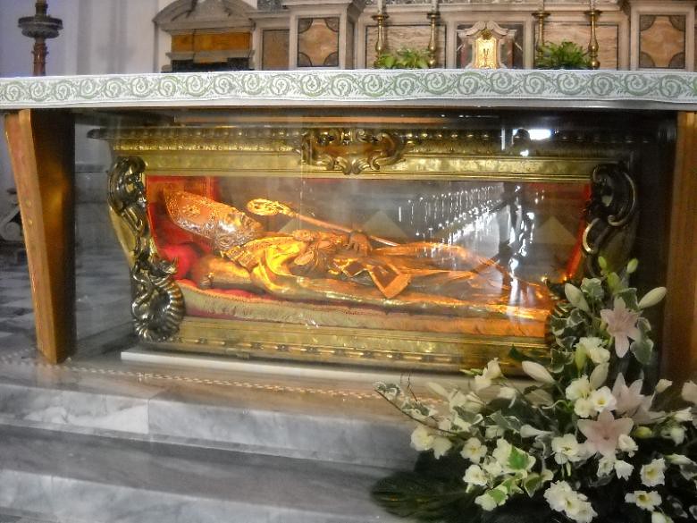 La Iglesia de Santa Maria in Cosmedín guarda algún que otro tesoro en su interior como la Reliquia de San Valentino.