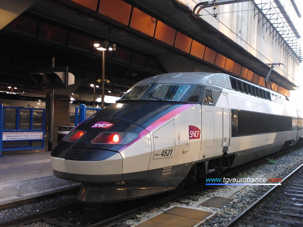 Vue de détail de la motrice impaire 380041 de la rame TGV Réseau tricourant 4521