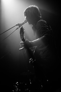 Scrappy Tapes @Le Grand Mix, Tourcoing, 02/05/2013 #5 photo de concert chanteur contre jour noir et blanc