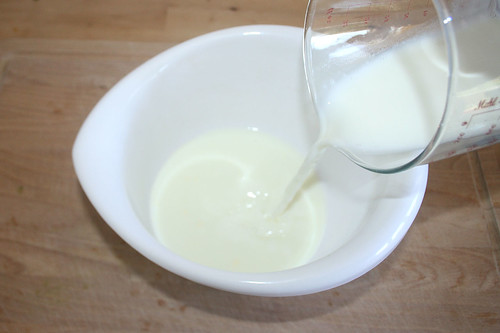 21 - Milchsorten in weitere Schüssel geben / Add milks to another bowl