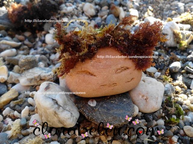 Jugando  con piedras de la playa_ Gnomo con pelos de alga