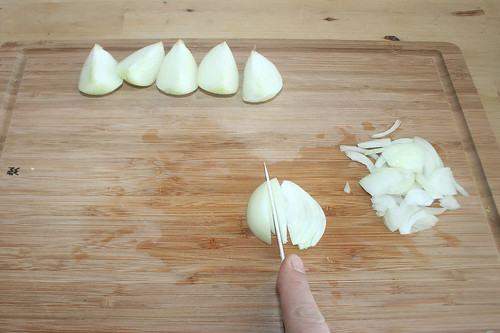 13 - Zwiebel in Streifen schneiden / Cut onion in stripes
