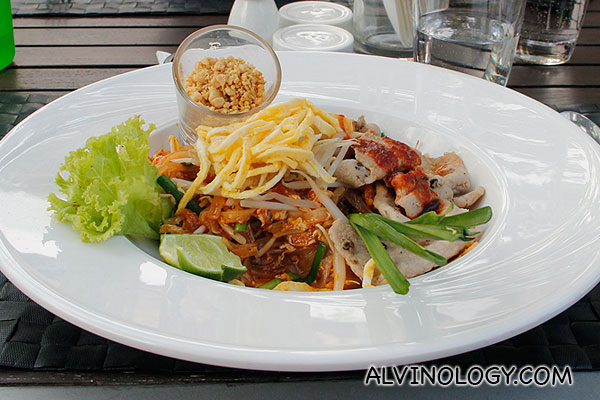 Phad thai (thai fried noodle) 