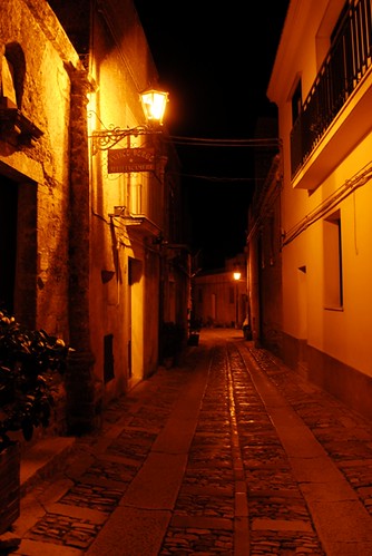 夜晚的西西里街道，透露著靜謐氣氛。攝影：范欽慧。
