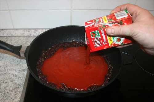 28 - Pürierte Tomaten dazu geben / Add pureed tomatoes