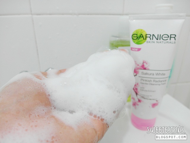 garnier sakura white pinkish radiance gentle cleansing foam swatch lather with face wash net