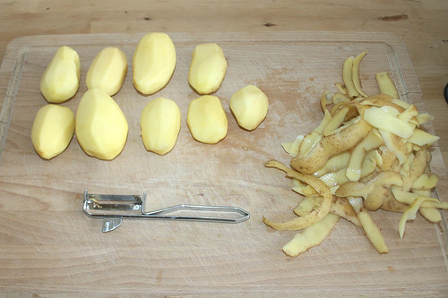 24 - Kartoffeln schälen / Peel potatoes