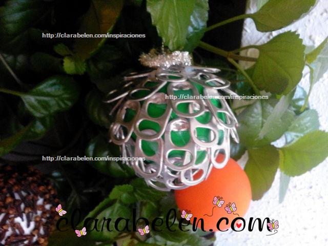 Bola de Navidad con anillas de refrescos recicladas