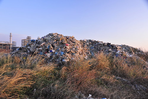 彰化海岸的垃圾山，黃俊男攝。