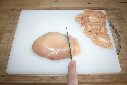 12 - Hähnchenbrust in Streifen schneiden / Cut chicken breast in stripes