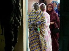 Archives. Femmes attendant de voter. Crédit photo : anonyme