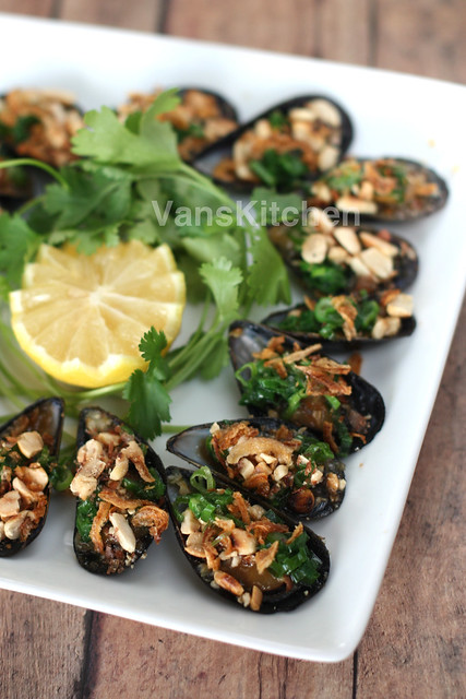 Chem chép nướng mỡ hành (Vietnamese grilled mussels)