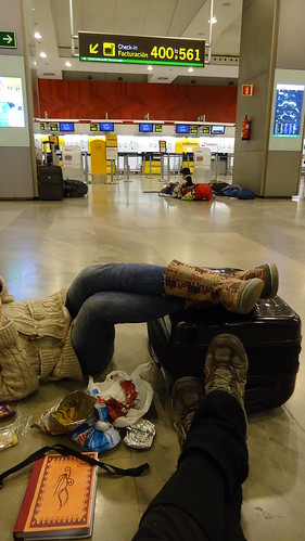 Esperando en el aeropuerto by LaAntonia_ jelou