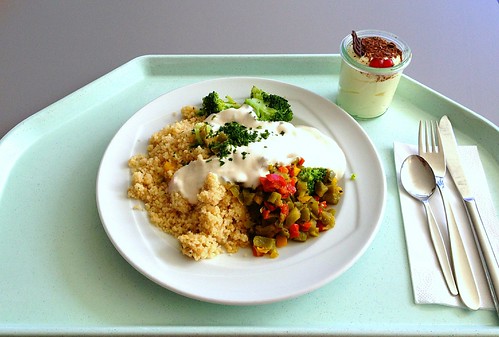 Paprika-Broccoli-Couscous mit Joghurt-Dip