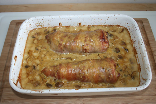 44 - Schweinelende im Schinkenmantel - Fertig gebacken / Pork loin coated with bacon - Finished baking