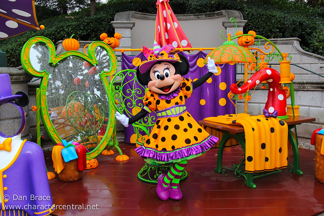 Meeting Halloween Minnie Mouse