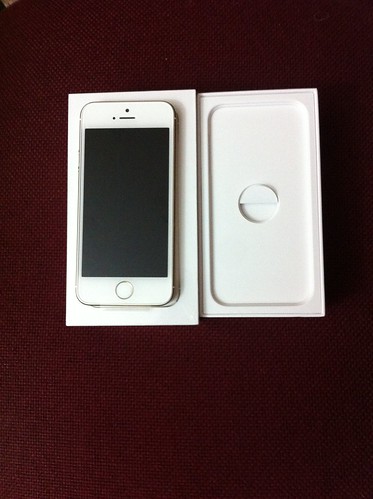 Apple iPhone 5S Gold inside the box