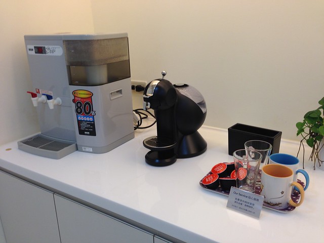 哺乳室另一角，有飲水機和咖啡機@mothercare敦南旗鑑店大採購