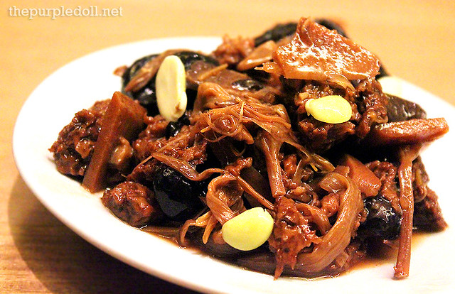 Braised Glutens with Dried Mushrooms, Bamboo Shoots and Fungus (P178)