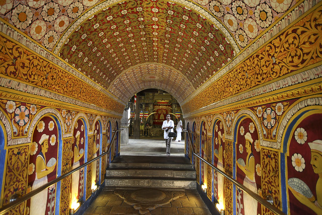 Buddha's tooth temple painted corridor