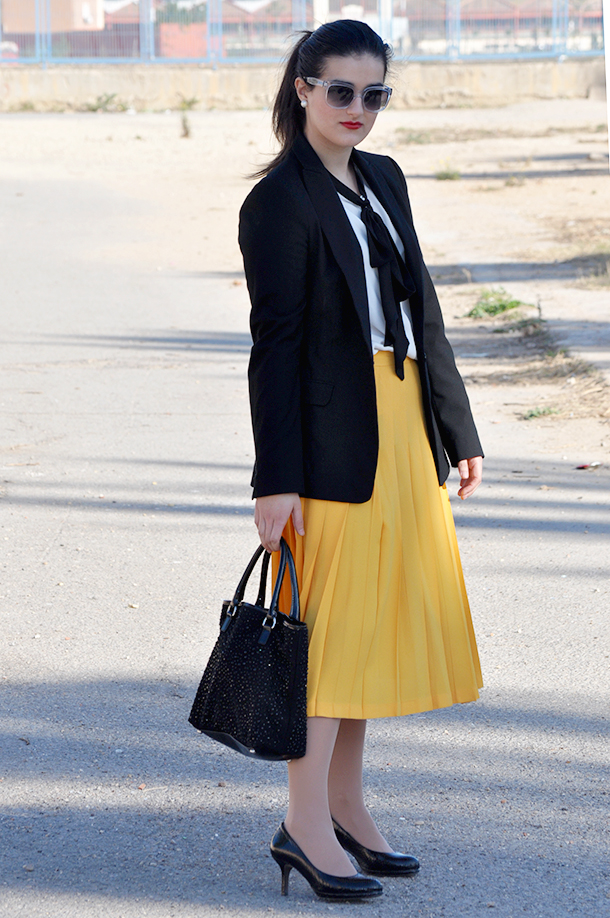 loewe, something fashion, yellow pleated skirt vintage valencia fashion blogger, midi skirt, trendy, bow blouse, marc jacobs transparent sunnies