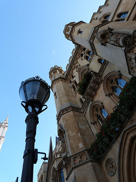 ciel et lampadaire à Westminster