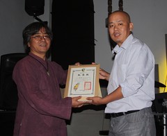 環資理事長陳建志(左)頒發感謝狀給張濤(右)，資料照片。