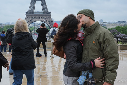Lovers at Esplanade du Trocadéo by andiwolfe