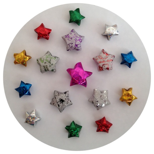 I was going to do a video tutorial on how to make these but it tells me to keep my finger on the button :( #luckystars #origamiluckystars #hellokitty #shiny #sparkle #sanrio