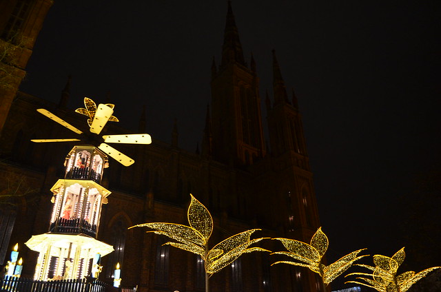 Wiesbaden Sternschnuppenmarkt Christmas pyramid lights and Marktkirche