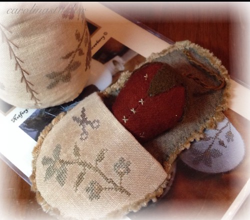 Pin drum & slipper w wool strawberry