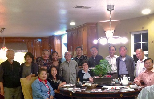 Ảnh chụp buổi họp cuối tháng 6,  2013 của các Mục Sư phu nhân  VN Vùng Vịnh và gia đình Mục sư người gốc Đại Hàn Kieun Yu. Trong hình có người đàn bà ngồi chính giữa là Giáo sĩ Đại Hàn đang hầu việc Chúa ở Nam Phi Châu. 