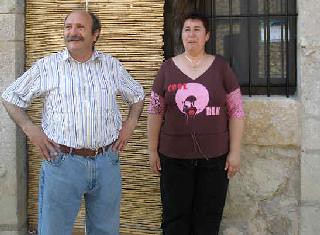 Julián Segarra y Odette Calvo en la puerta de ART RUSTIC en la aldea de Anroig.